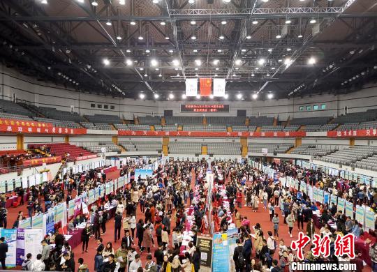 3月28日，山东大学2019届毕业生春季就业双选会在济南举行，来自江苏、天津的430余家用人单位现场“抢人才”，部分单位开启“重金揽才”模式，以吸引人才。　郝学娟 摄