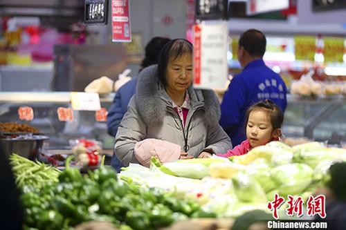 资料图：山西太原一家超市内，顾客在选购蔬菜。/p中新社记者 张云 摄