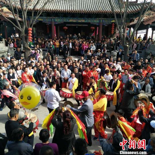 4月，正值春暖花开之际，沉闷了一冬的旅游热情被充分点燃。　刘小红 摄