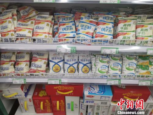 图为超市里的乳品区。 谢艺观 摄