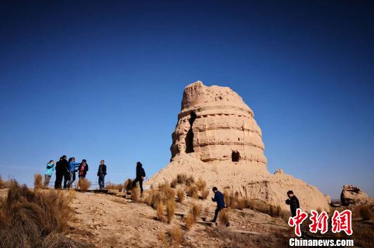 图为意中贸促会考察团参观瓜州锁阳城遗址。　丁思 摄