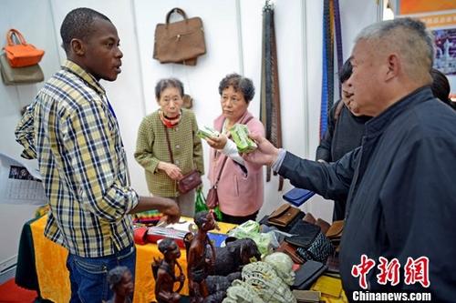 4月18日，市民在一带一路沿线国家进口商品展区选购商品。当日，2019中国·天津投资贸易洽谈会暨PECC博览会在梅江会展中心开幕。/p中新社记者 佟郁 摄