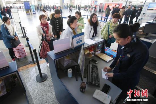 资料图：航空公司工作人员正在给旅客办理托运行李手续。 张云 摄