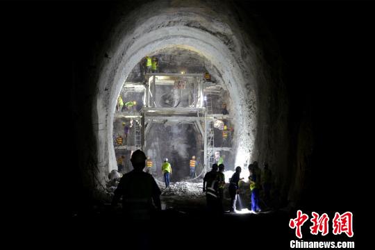 图为大临铁路红豆山隧道建设施工现场。　缪超 摄