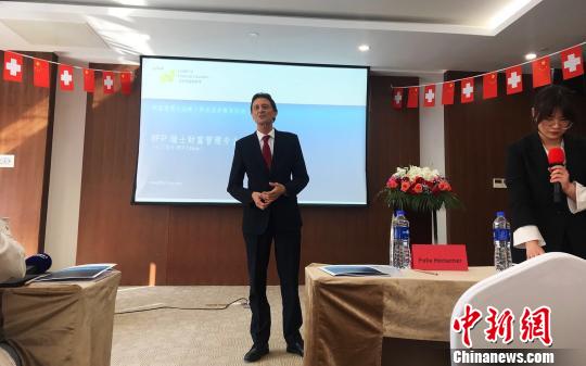 瑞士金融理财规划商学院院长菲利克斯·霍拉赫在介绍他们开设的第一家外商独资财富管理职业技能培训机构。　王子涛 摄