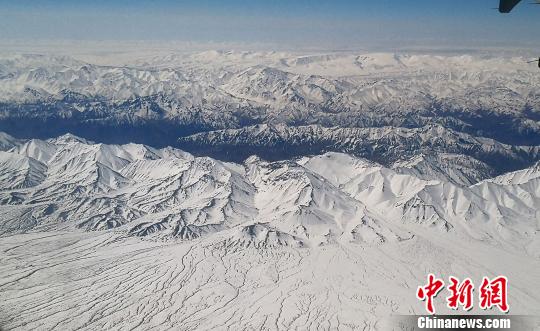 图为被冰雪常年覆盖的祁连山。(资料图) 魏建军 摄