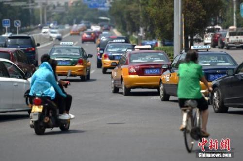 资料图：居民打车出行需求旺盛。/p中新网记者 金硕 摄