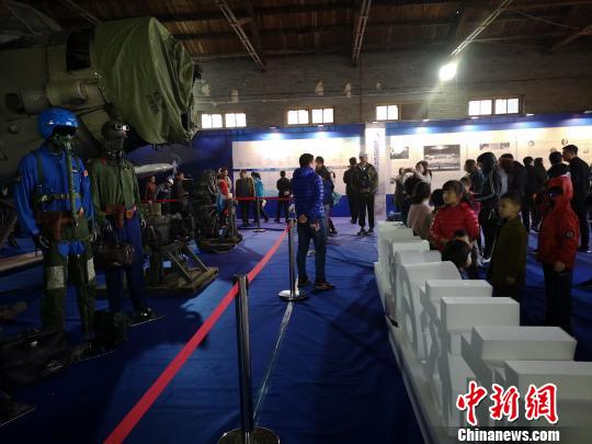 航展期间除静态展出外，还举办了航空高峰论坛、航空文化科普互动展、飞行演示演练、低空旅游体验等活动。　焦颖媛 摄