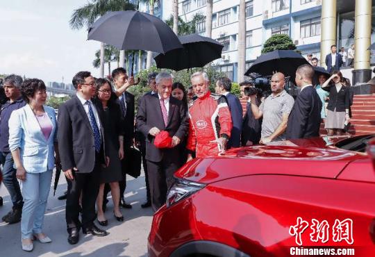 智利“国宝级”赛车手艾利索向皮涅拉总统介绍比亚迪唐EV600 比亚迪供图