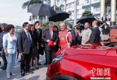 <b>智利总统皮涅拉深圳体验“云轨”试驾电动车</b>