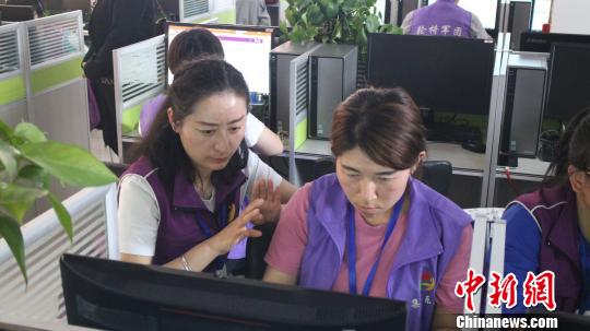 “集善乐业”张掖基地聋人员工正在进行工作交流。主办方提供