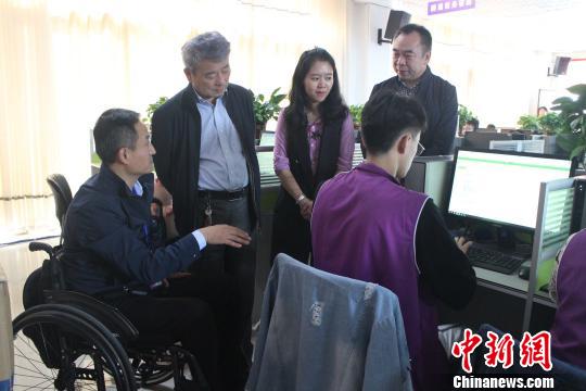 中国快递协会副秘书长杨骏、圆通速递客服部总监黄敏考察“集善乐业”基地。主办方提供