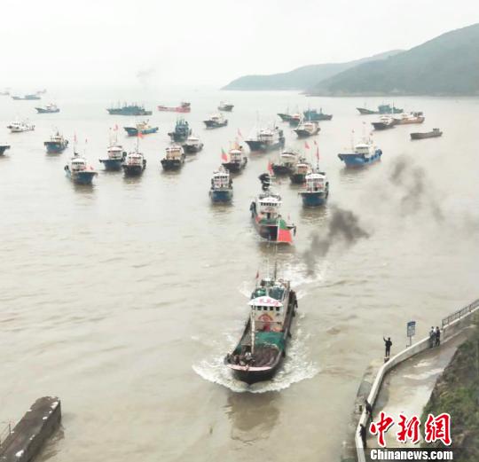 图为：浙江台州渔船返港休渔 梁敏慧 摄