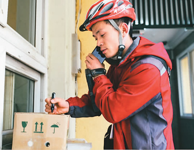 图为快递小哥曹小军。
　　(受访者供图)