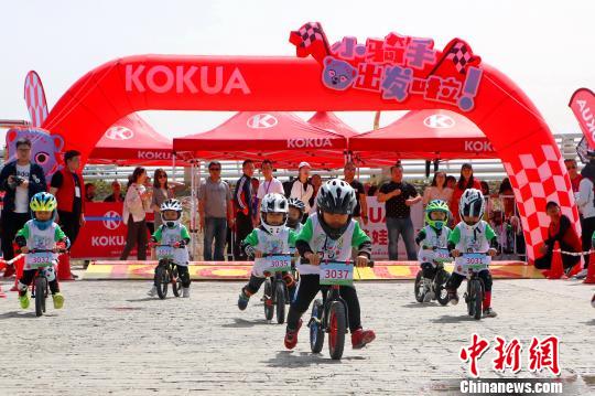 5月2日，在新疆博湖县博斯腾湖大河口(西海渔村)景区，一场儿童平衡车竞技赛精彩上演，吸引200余名小朋友参与。　年磊 摄