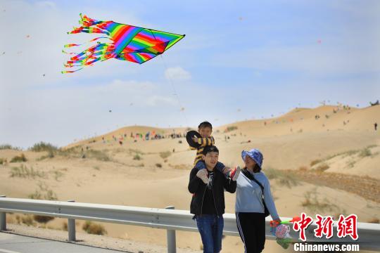 最蓝的天、最清的水、最洁净的空气、最美的芦苇湿地、原生态民俗文化……博斯腾湖景区成了众多旅游团来博湖观光的首选地之一。　年磊 摄