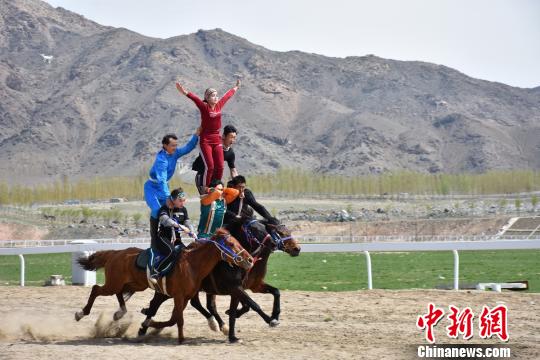 图为富蕴县赛马场上的马术表演。富蕴县供图