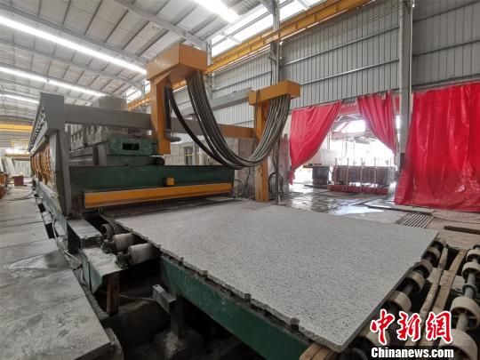 近年来，水头石材生产朝着科技大步迈进。　陈龙山 摄