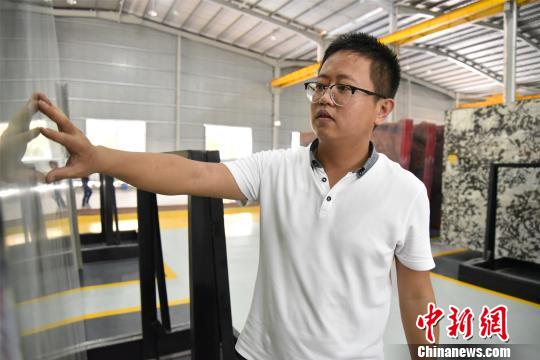“石二代”王华伟归国后接业，为石材产业注入活力。　陈龙山 摄