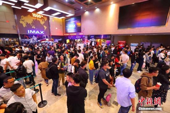 大批影迷在排队等候观影。张云 摄
