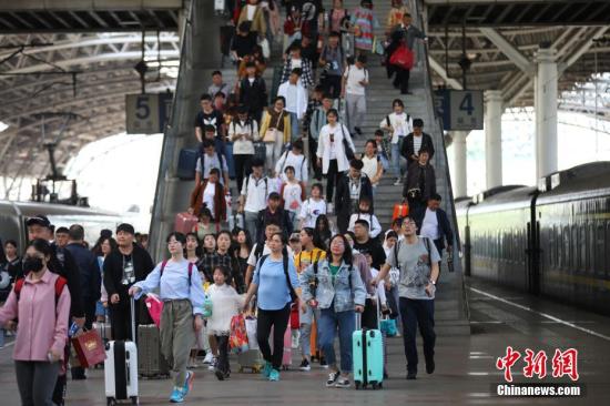 4日，“五一”假期接近尾声，外出的民众“扎堆”返程，各地迎来返程客流高峰。/p中新社记者 泱波 摄