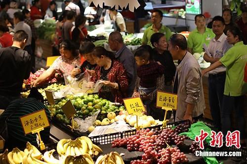 资料图：市民在超市购买。/p中新社记者 泱波 摄