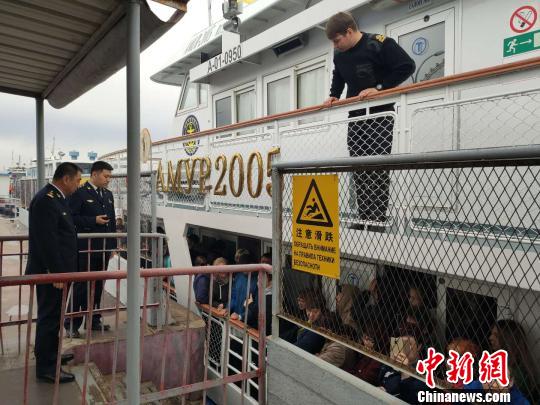 黑河大岛海巡执法大队加强现场监管力量投入，对船舶进出港和通航密集区展开全面动态监控。　王苏 摄