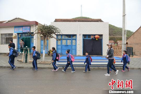 图为当地贫困村小学放学。　李瑶 摄