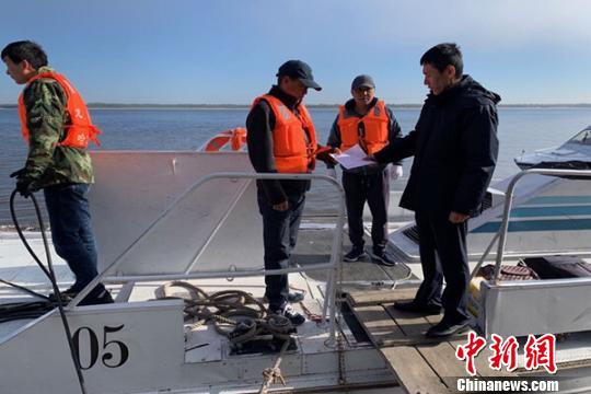 图为中国海事部门工作人员对高速客船进行安全检查。(史轶夫摄)