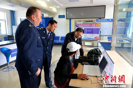 图为工作人员为企业提供税务服务。　李显元 摄