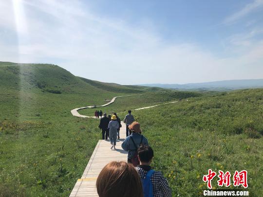 5月10日，第十三届新疆塔城裕民山花节在裕民县小白杨哨所拉开帷幕。游客参观芍药谷。　勉征 摄