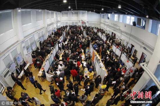 资料图：招聘会。图片来源：视觉中国