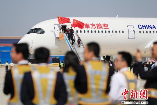 东航A350-900客机于5月13日上午9时35分，平稳降落在北京大兴国际机场的跑道上。　殷立勤 摄