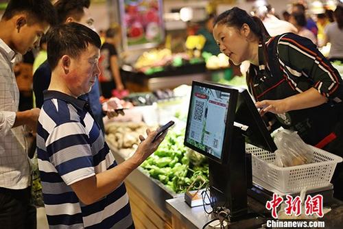 资料图为南京民众在当地一家菜场内购买蔬菜。 /p中新社记者 泱波 摄