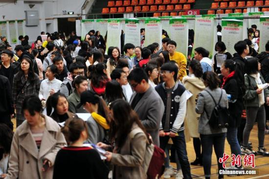 4月11日，沈阳师范大学2019届毕业生春季大型就业双选会在该校星晔会堂举办，300余家用人单位提供近万个就业岗位，其中涉及学校、事业单位、培训机构、高科技企业等，吸引了3500余名应届毕业生到场求职。图为学生在双选会现场寻找合适的职位。/p中新社记者 于海洋 摄