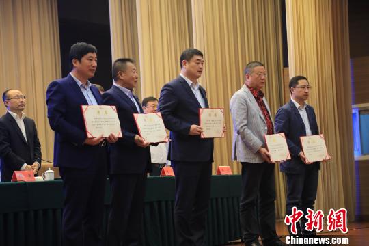 沈阳市政府向20位企业家发放“沈阳市人民政府政务公开监督员”聘书。　沈殿成 摄