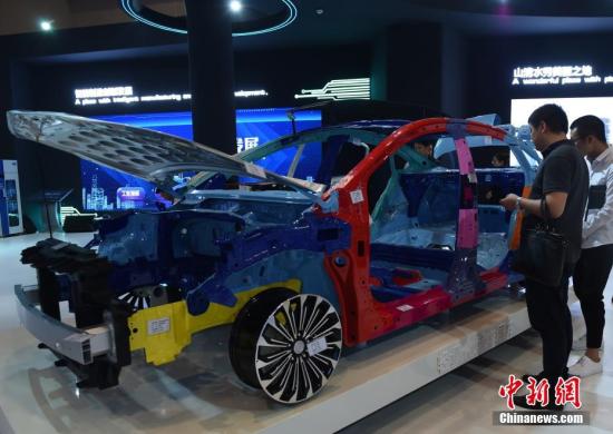 　5月16日，第二届中国西部国际投资贸易洽谈会(简称“西洽会”)在重庆国际博览中心开幕。当日，各大展区展出的多款智能高科技产品集中亮相，吸引市民前往参观体验。 周毅 摄