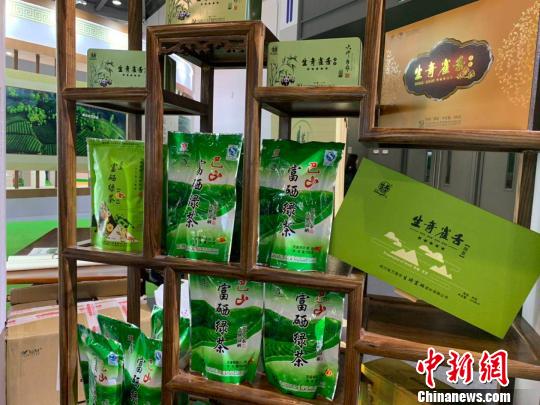 本届茶博会会场，一扶贫展位展示的茶产品。　张斌 摄