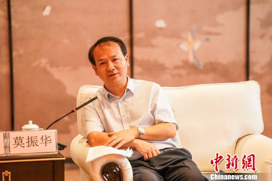 莫振华向海外华文媒体记者推介永福。　陈冠言 摄