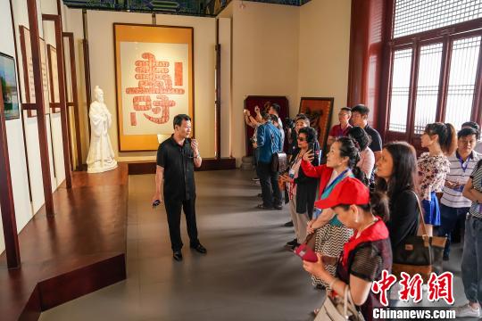 海外华文媒体记者在永福县博物馆参观。　陈冠言 摄