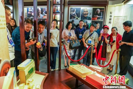 海外华文媒体记者在永福县博物馆参观。　　陈冠言 摄