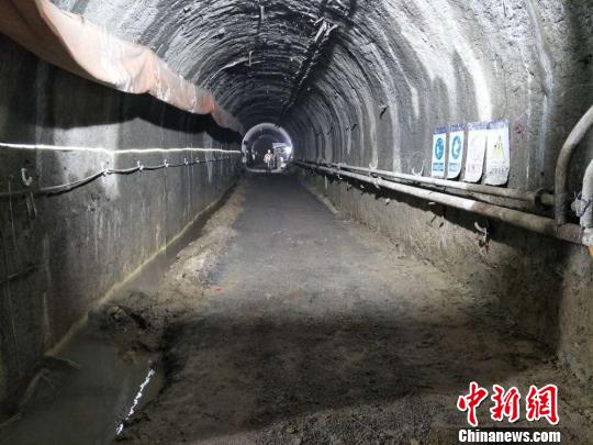 大连地铁五号线劳动公园站主体上层导洞提前全部贯通。　刘辉 摄