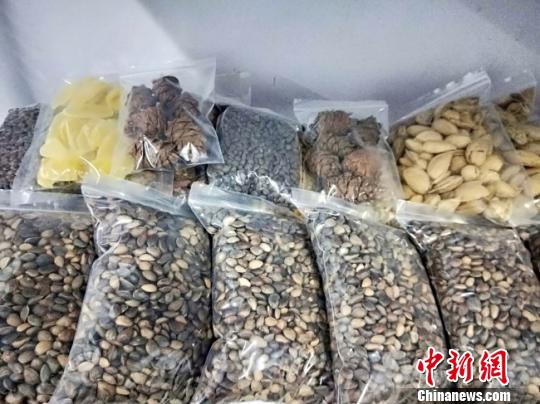 图为甘肃成县电商创业者高海波搭配的“宠物套餐”。　钟欣 摄