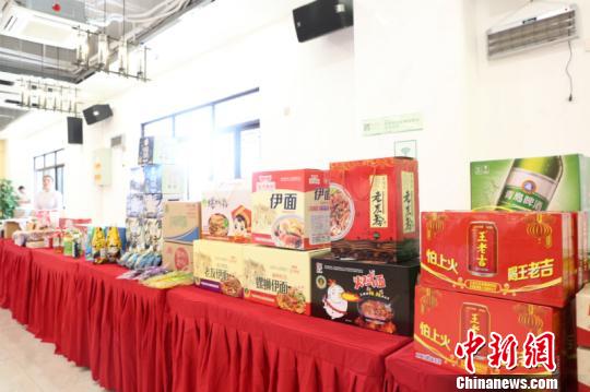 图为在广西—东盟经开区生产的部分食品 林浩 摄