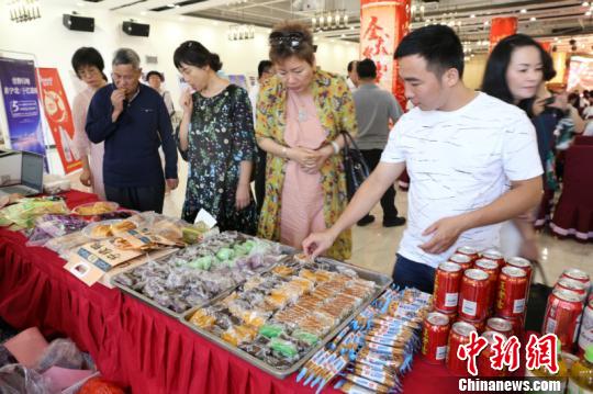 图为与会嘉宾品尝开发区特色美食 林浩 摄