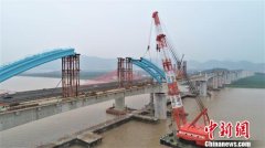 中国单线铁路最大跨度钢管拱桥合龙