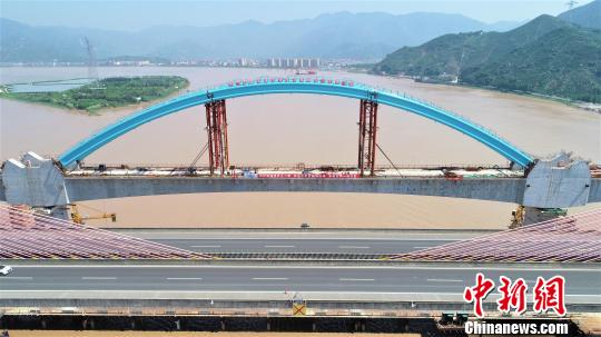 图为，灵江特大桥主桥152米连续梁拱桥钢管拱合龙 李航天 摄