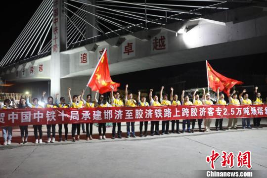 中铁十局建设者克服各种困难，开展各种技术攻关活动，安全优质地推进各项施工任务。　支运宝 摄