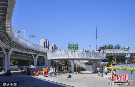 2019年5月28日，北京，昌平回龙观区域的首条自行车专用路，该自行车道本周将开通，全长6.5公里。东起昌平回龙观的同城街与文华街交叉口，西至海淀区的上地西路和后厂村路交叉口。方便回龙观地区居民去中关村上下班。上周，这条自行车道已经进入彩色铺装工序阶段，标志着此项工程建设临近尾声。昨天现场施工人员正在紧张忙碌，划线、铺设、清扫等工序都在同步进行。 文字来源：北京日报 图片来源：视觉中国