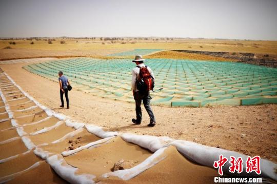 图为民众行进在甘肃民勤官方打造的“沙漠旅游”廊道中。　崔琳 摄